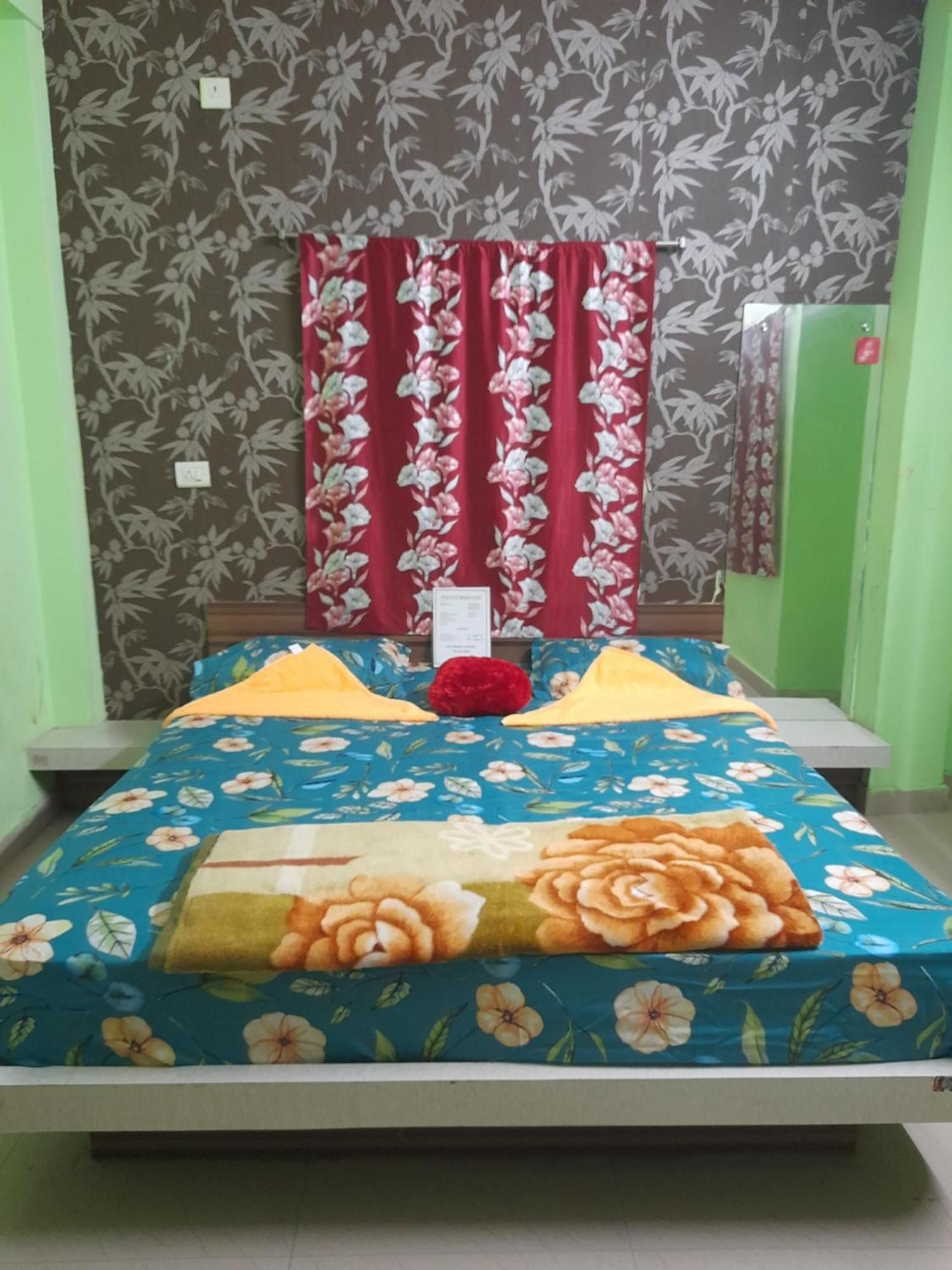 Hotel Tirupati Puri Buitenkant foto